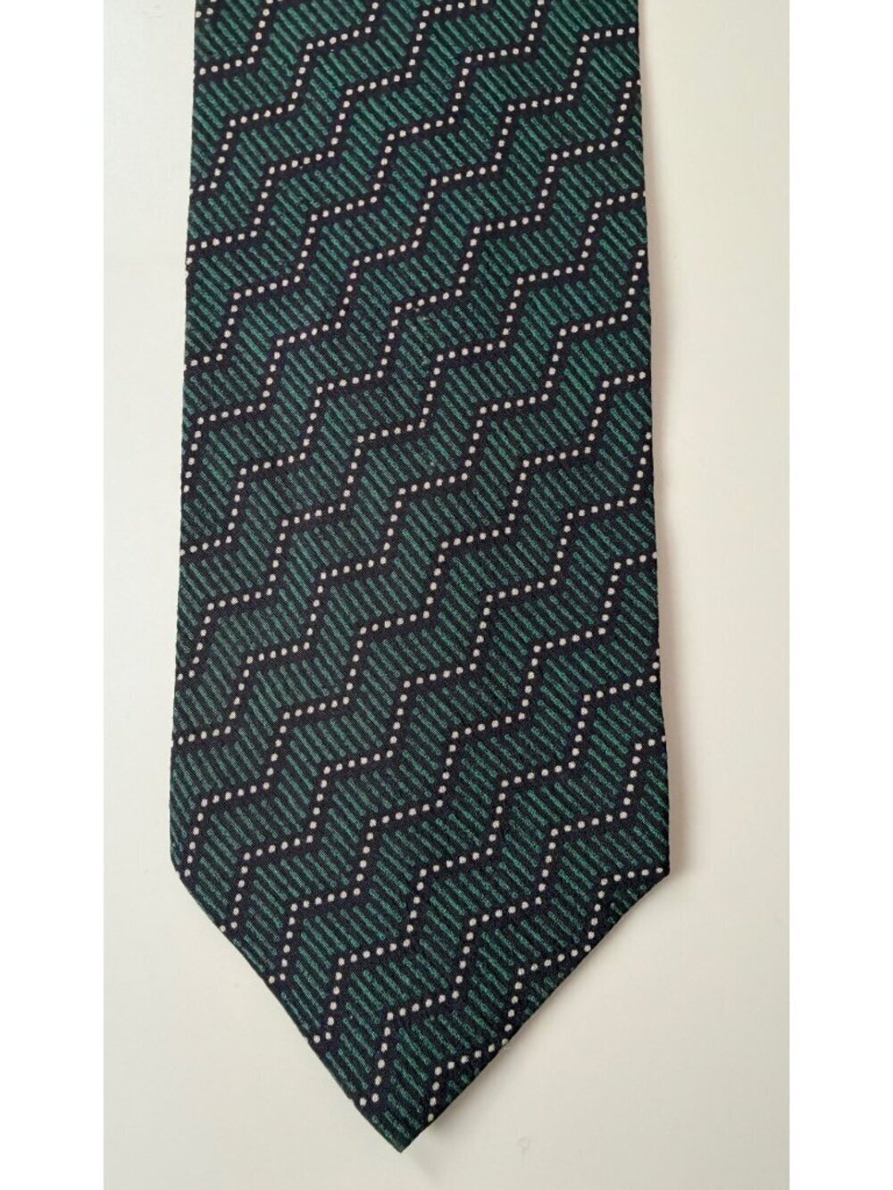 Giorgio Armani Cravatte Mens 100% Silk Tie Green Chevron Zig Zag Pattern